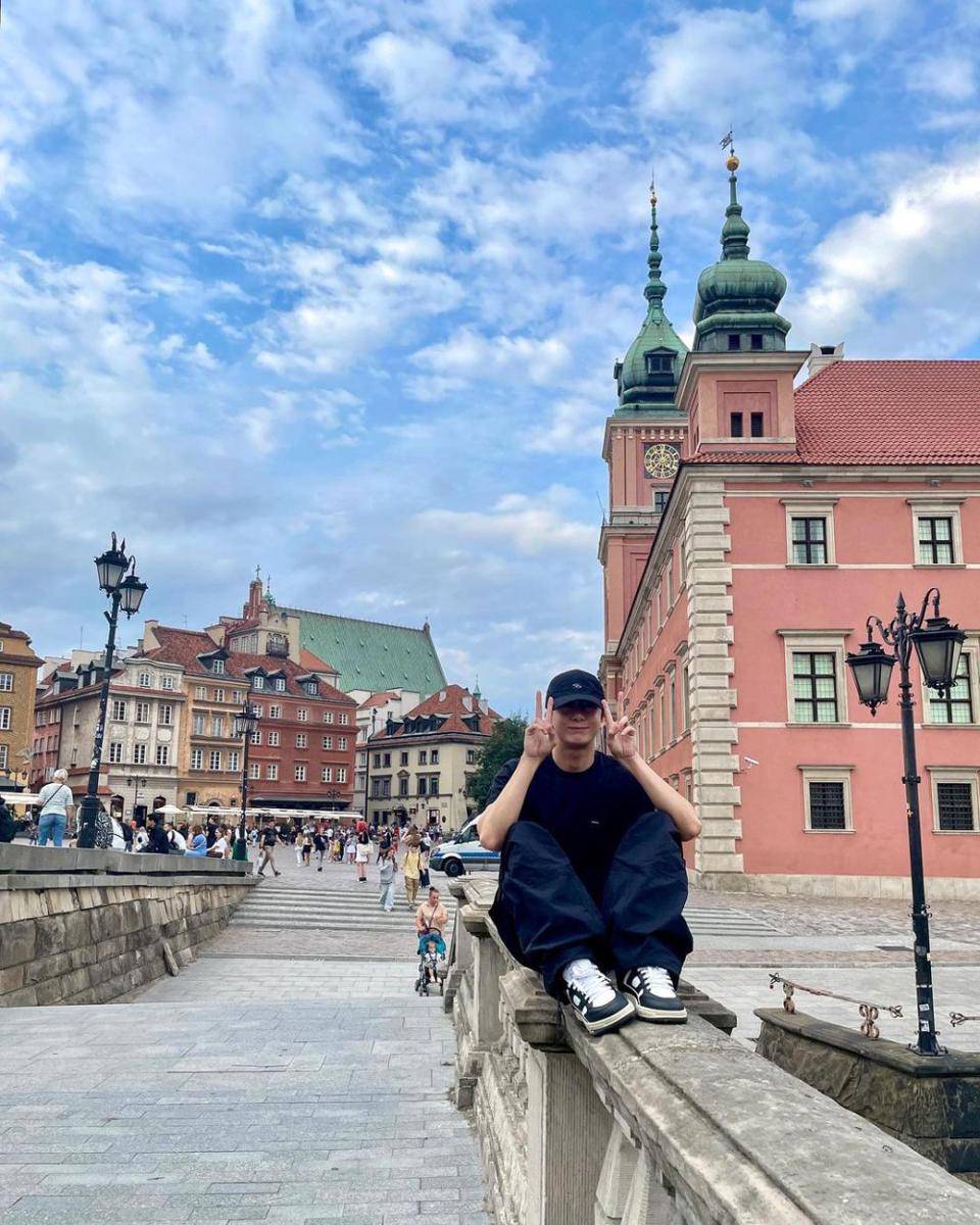 outfit nuansa hitam ala Hyungwon MONSTA X (instagram.com/coenffl)