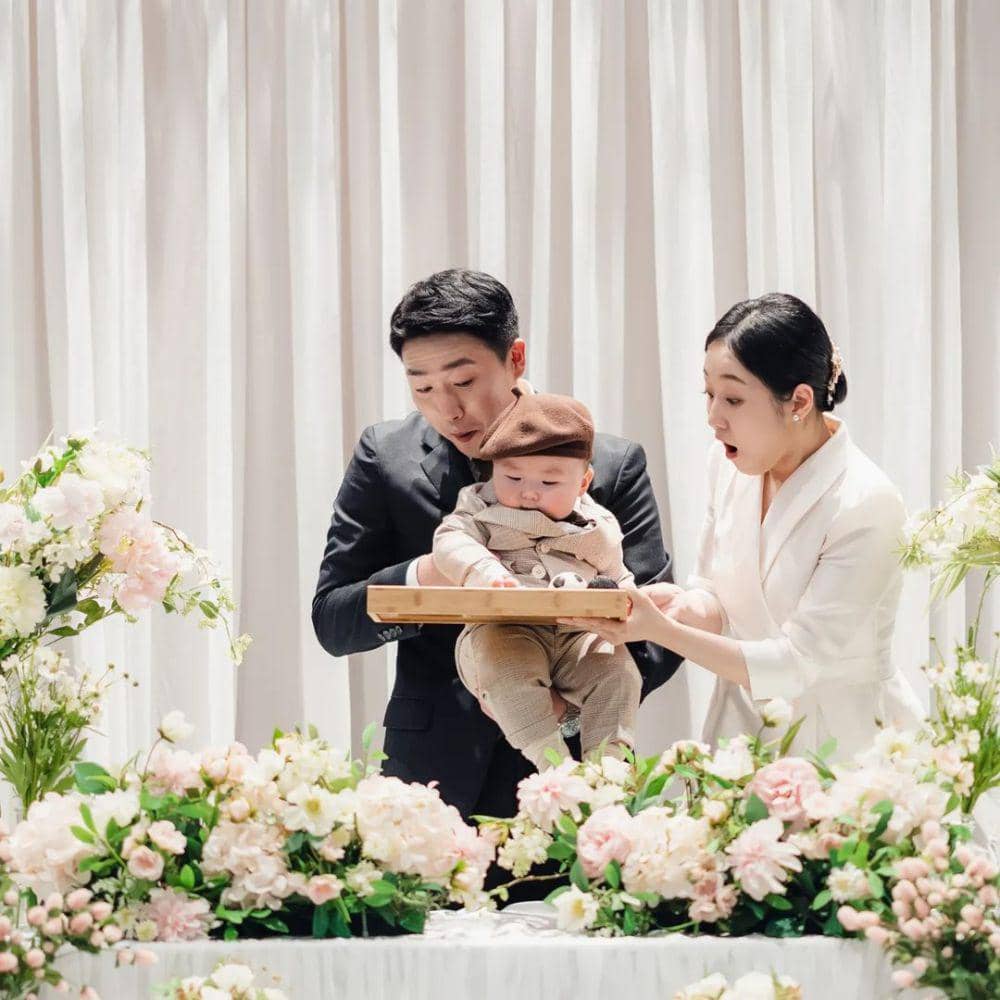 potret kenangan Park Bo Mi dan suami dengan mendiang putranya (instagram.com/bominim77)