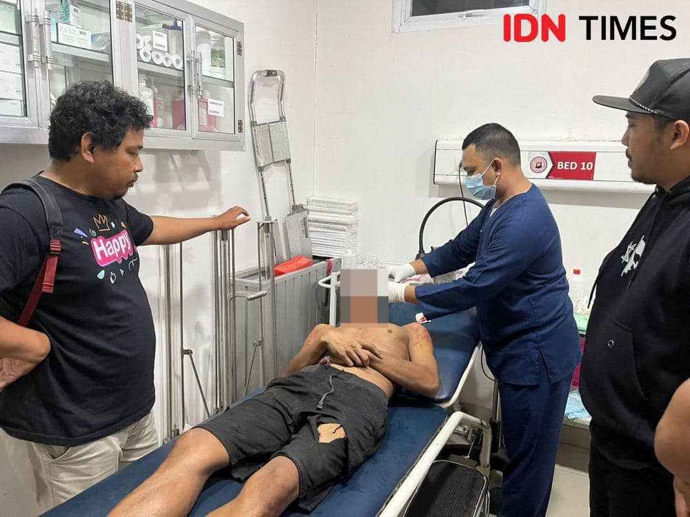 Pria yang rusak fasilitas masjid sempat diamuk warga. (IDN Times/Istimewa).