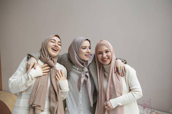 Ilustrasi tiga wanita berhijab tersenyum bahagia (.freepik.com/freepik)