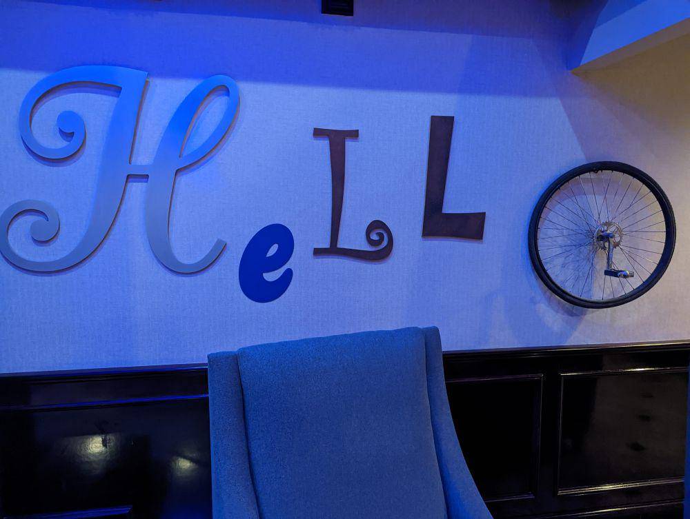 potret hal nyeleneh di lobi hotel (reddit.com/user/wwcougar)