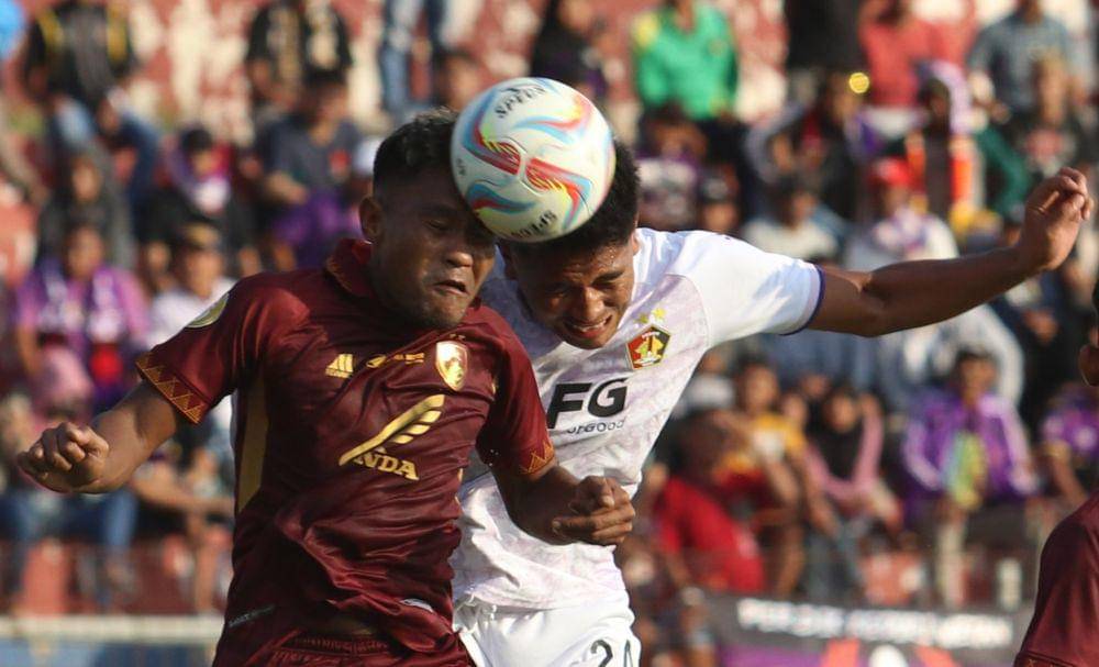 Pesepak bola Persik Kediri Ahmad Agung (kanan) dan pesepak bola PSM Makassar Safrudin Tahar (kiri) menyundul bola pada kompetisi Liga 1 di Stadion Brawijaya, Kota Kediri, Jawa Timur, Senin (18/12/2023). ANTARA FOTO/Prasetia Fauzani/YU