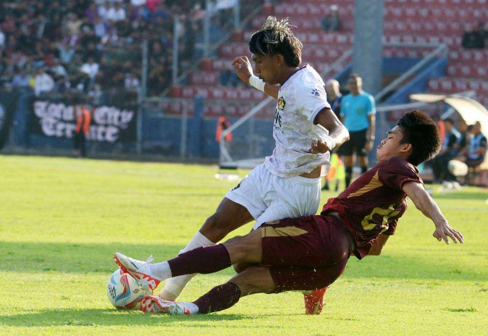 Pesepak bola Persik Kediri Yusuf Meilana Fuad (kiri) berebut bola dengan pesepak bola PSM Makassar Muh. Rizky Eka Pratama (kanan) pada kompetisi Liga 1 di Stadion Brawijaya, Kota Kediri, Jawa Timur, Senin (18/12/2023). ANTARA FOTO/Prasetia Fauzani/YU