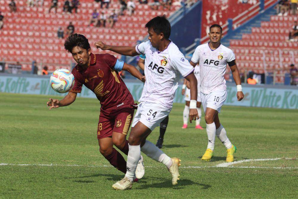 Pesepak bola Persik Kediri Moch. Supriadi (tengah) berebut bola dengan pesepak bola PSM Makassar Arfan (kiri) pada kompetisi Liga 1 di Stadion Brawijaya, Kota Kediri, Jawa Timur, Senin (18/12/2023). ANTARA FOTO/Prasetia Fauzani/YU