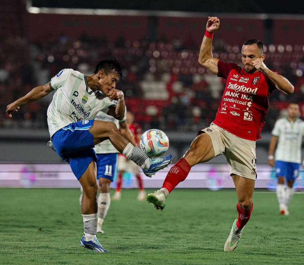 Ilija Spasojevic (merah) sedang dihadang pemain Persib Bandung (putih). (Instagram.com/baliunitedfc)
