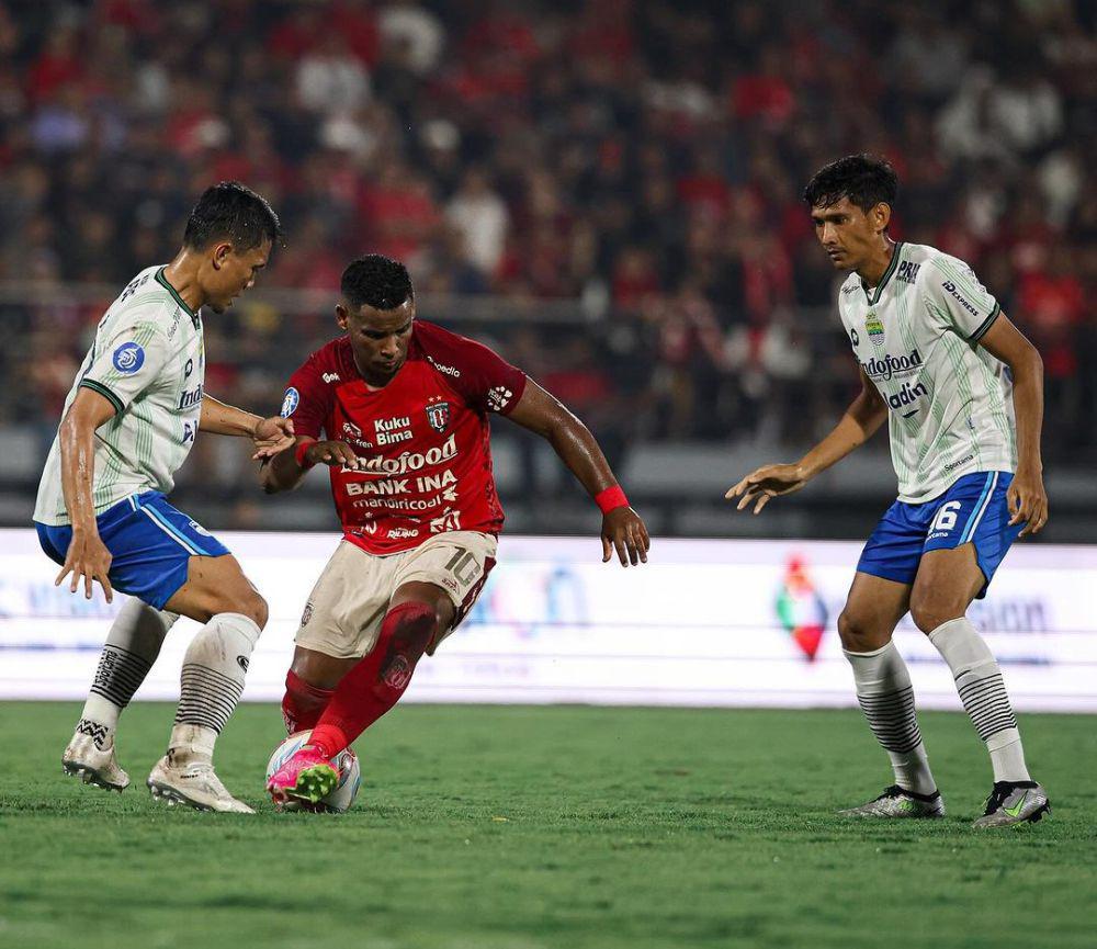 Pertandingan antara Bali United (merah) dan Persib Bandung (putih). (Instagram.com/baliunitedfc)