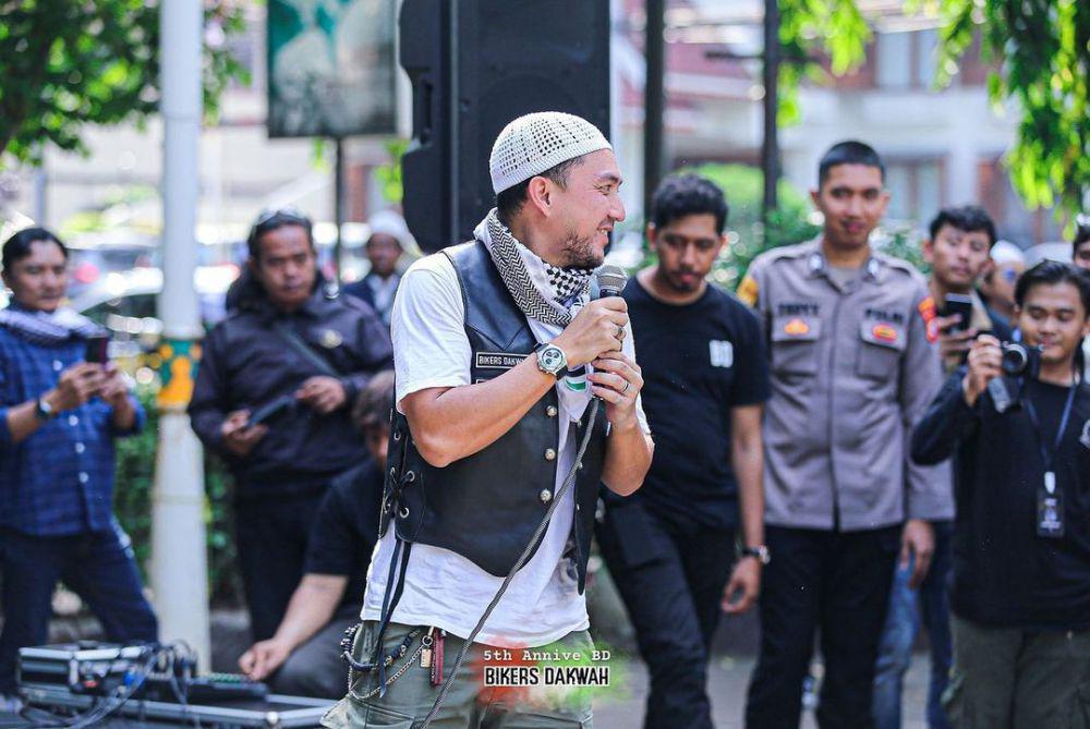 potret Ananda Omesh di anniversary Bikers Dakwah (instagram.com/omeshomesh)
