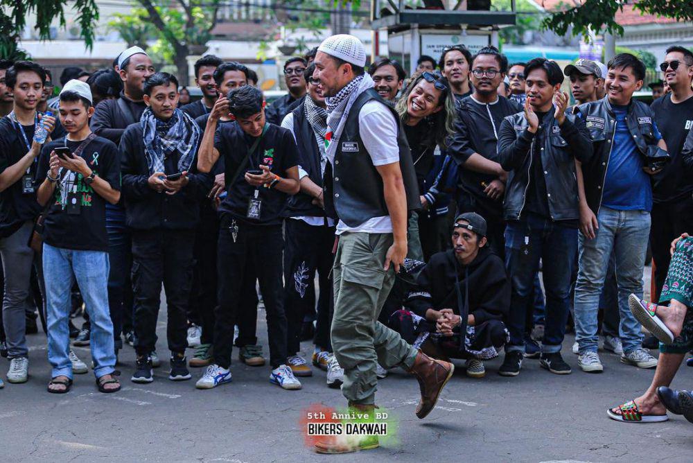 potret Ananda Omesh di anniversary Bikers Dakwah (instagram.com/omeshomesh)