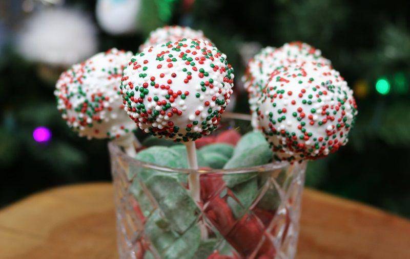 Christmas Cake Pops (bakingwithjoshandange.com)