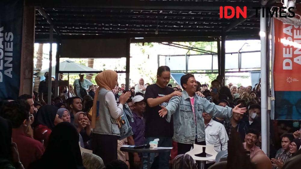 Capres nomor urut 1 Anies Rasyid Baswedan memberikan jaketnya kepada Musmuliadi, seorang guru honorer asal Lombok Tengah pada acara Desak Anies di Kota Mataram, Selasa (19/12/2023). (IDN Times/Muhammad Nasir)