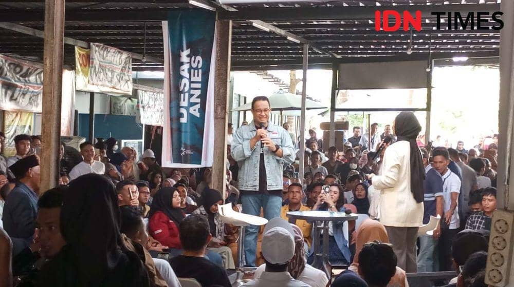 Capres nomor urut 1 Anies Rasyid Baswedan berbincang dengan Milenial dan Gen Z di Kota Mataram pada acara Desak Anies, Selasa (19/12/2023) sore. (IDN Times/Muhammad Nasir)
