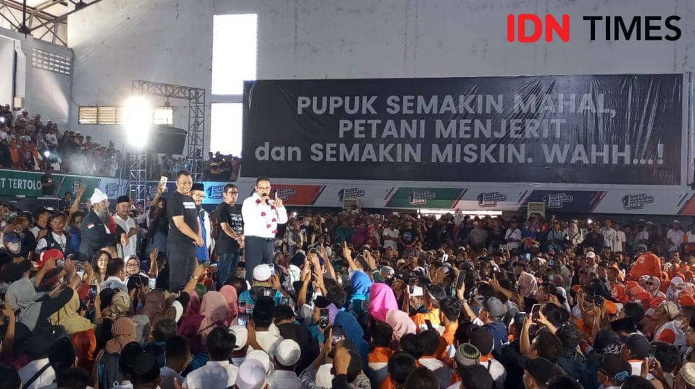 Kampanye Capres nomor urut 1 Anies Baswedan di GOR 17 Desember Kota Mataram, Selasa (19/12/2023). (IDN Times/Muhammad Nasir)