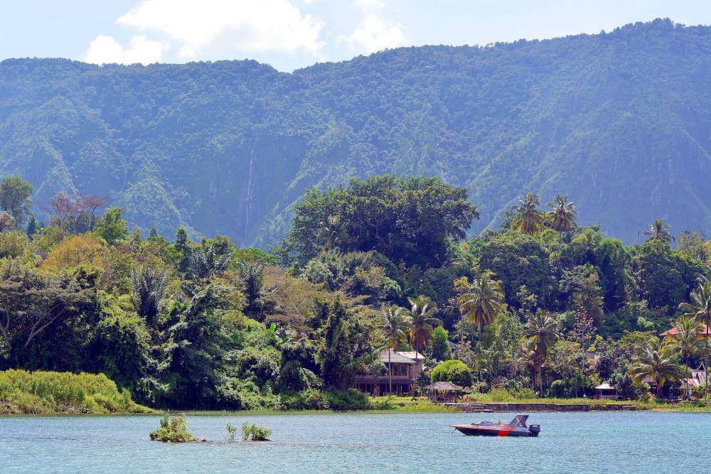 danau toba (unsplash.com/Laurentiu Morariu)