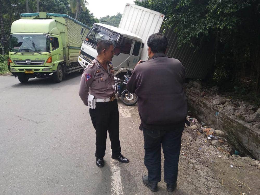 Truk terguling di tanjakan Samsam di Desa Samsam Kecamatan Kerambitan Kabupaten Tabanan merupakan salah satu penyebab kemacetan panjang jalur Denpasar-Gilimanuk (Dok.IDNTimes/Istimewa)