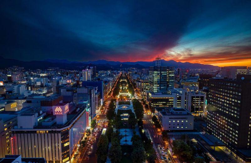 potret pemandangan malam dari Sapporo TV Tower (instagram.com/davidpollerphotos)