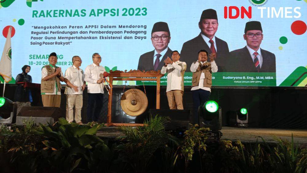 Mendag Zulkifli Hasan dan Ketua APPSI Jateng Sudaryono ketika selesai menabuh gong untuk meresmikan rakernas APPSI. (IDN Times/Fariz Fardianto)