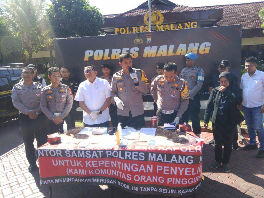 Rilis kasus calo SIM yang ditangkap karena menghalangi kegiatan Satpas Singosari. (IDN Times/Rizal Adhi Pratama)