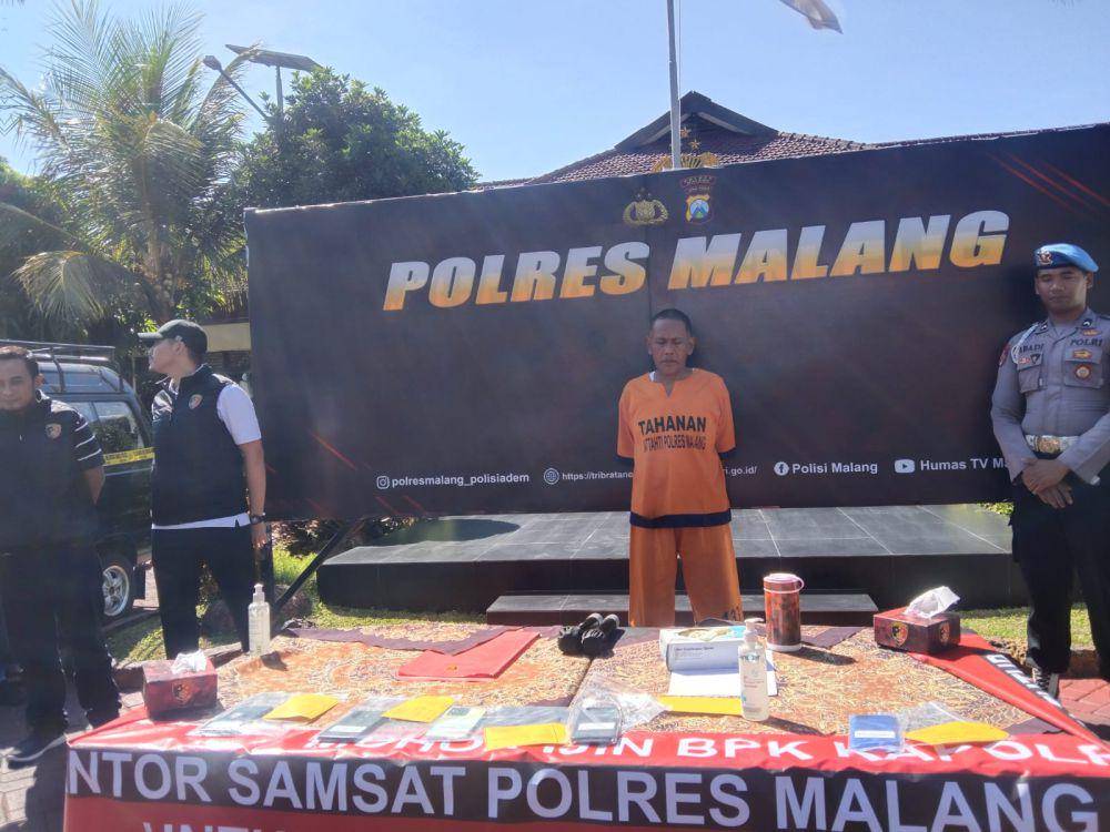 Calo SIM yang ditangkap karena menghalangi kegiatan Satpas Singosari. (IDN Times/Rizal Adhi Pratama)