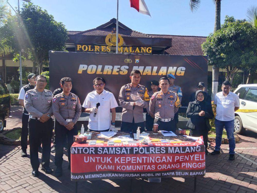 Rilis kasus calo SIM yang ditangkap karena menghalangi kegiatan Satpas Singosari. (IDN Times/Rizal Adhi Pratama)