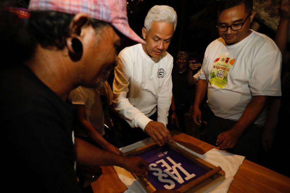 Ganjar Ikut Sablon Kaus Sat-Set, Tas-Tes untuk Gaet Suara Rakyat (IDN Times/Istimewa)