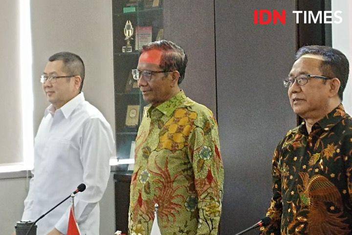 Menko Polhukam sekaligus Cawapres Nomor Urut 3 Mahfud MD saat melakukan pertemuan dengan Persekutuan Gereja-Gereja di Indonesia (PGI) di Jakarta Pusat. (IDN Times/Amir Faisol)