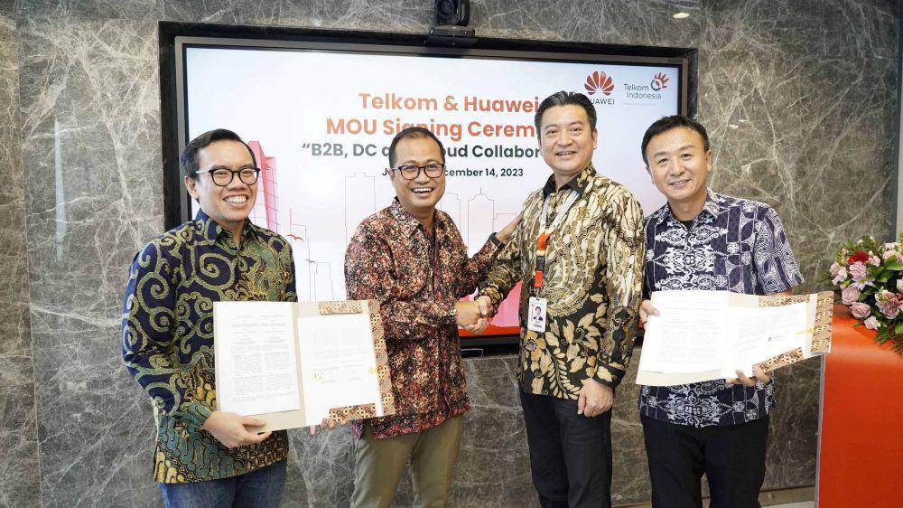 Kiri ke kanan: Direktur Digital Business Telkom, Muhamad Fajrin Rasyid; Direktur Strategic Portfolio Telkom, Budi Setyawan Wijaya; CEO Huawei Indonesia, Long; dan CEO of Carrier Network Business Group Huawei Indonesia, Steven Wang usai penandatanganan MoU kesepakatan kerja sama strategis dalam pembangunan layanan dan solusi B2B (Business-to-Business) antara Telkom dan Huawei Indonesia di Jakarta, Kamis (14/12). (dok. Telkom)