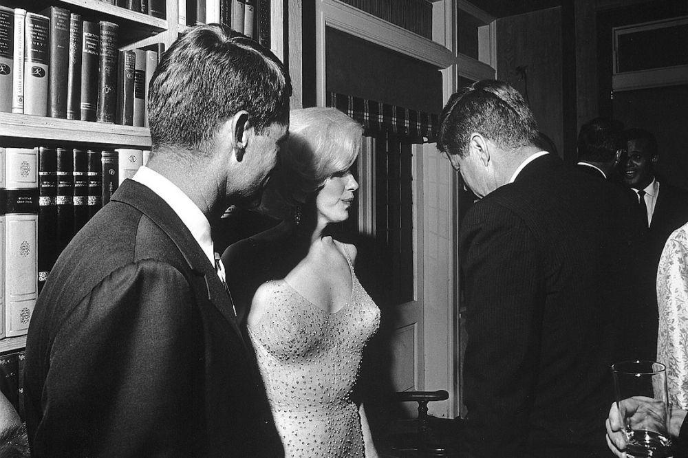 Presiden AS John F. Kennedy (membelakangi kamera), Jaksa Agung AS Robert Kennedy (paling kiri), dan aktris Marilyn Monroe, pada kesempatan perayaan ulang tahun ke-45 Presiden Kennedy di Madison Square Garden di New York City, tahun 1962 (commons.wikimedia.org/Cecil W. Stoughton)