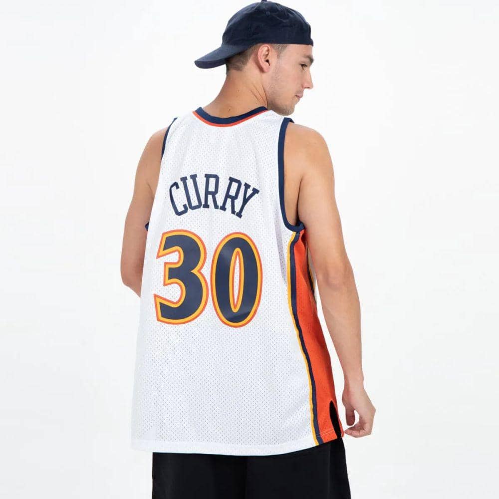 Ragam outfit hadiah NBA untuk musim liburan penggemar basket (Dok.NBA Indonesia)