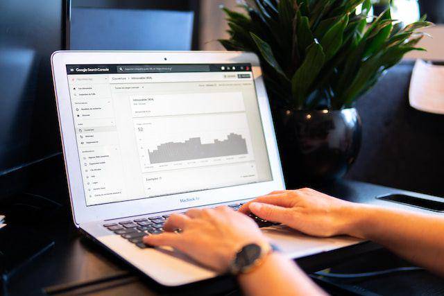 ilustrasi SEO Analyst mengamati Google Search Console (unsplash.com/Myriam Jessier)