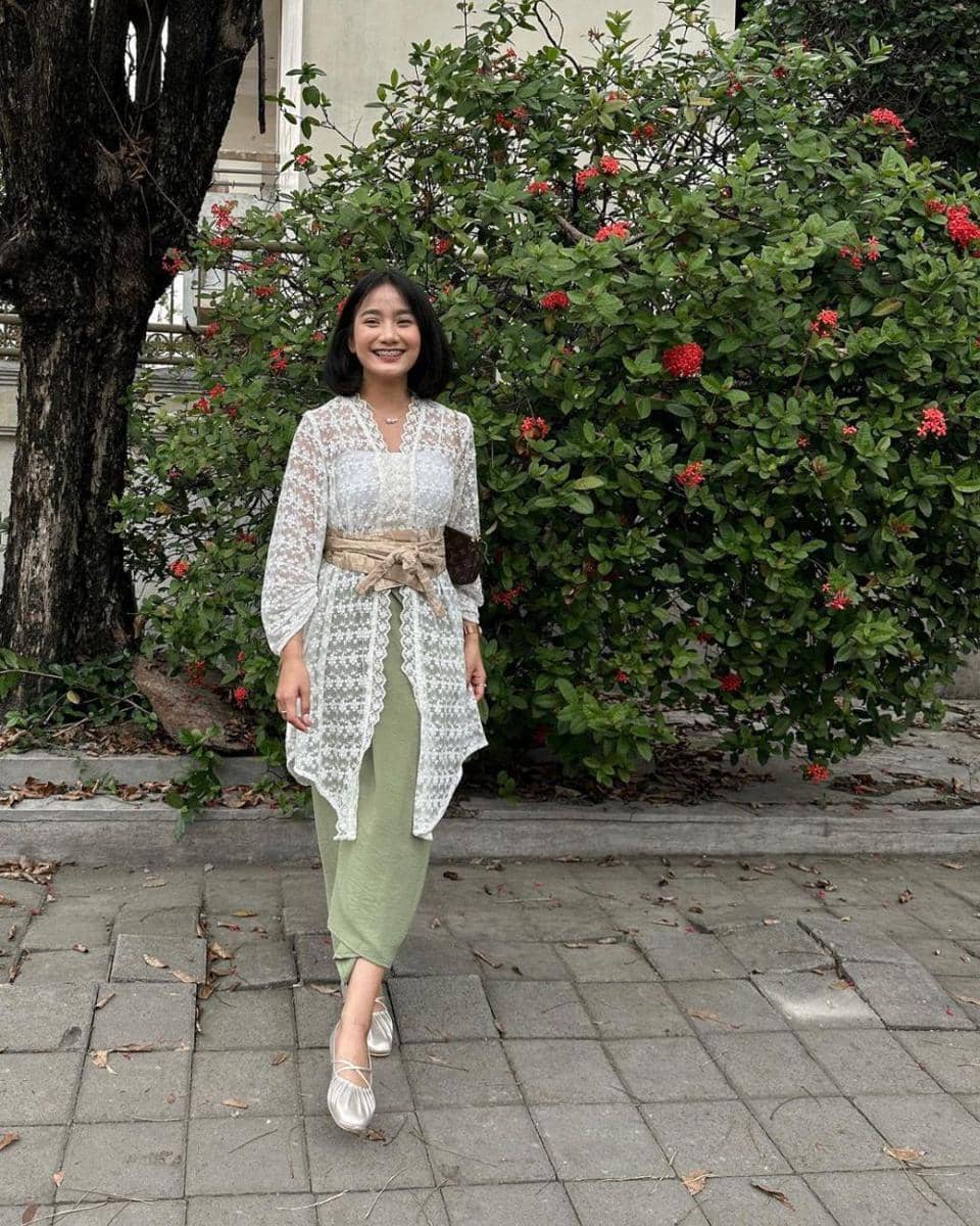 OOTD Natal ala Jesica Ceren dengan kebaya modern (instagram.com/jesicaceren)