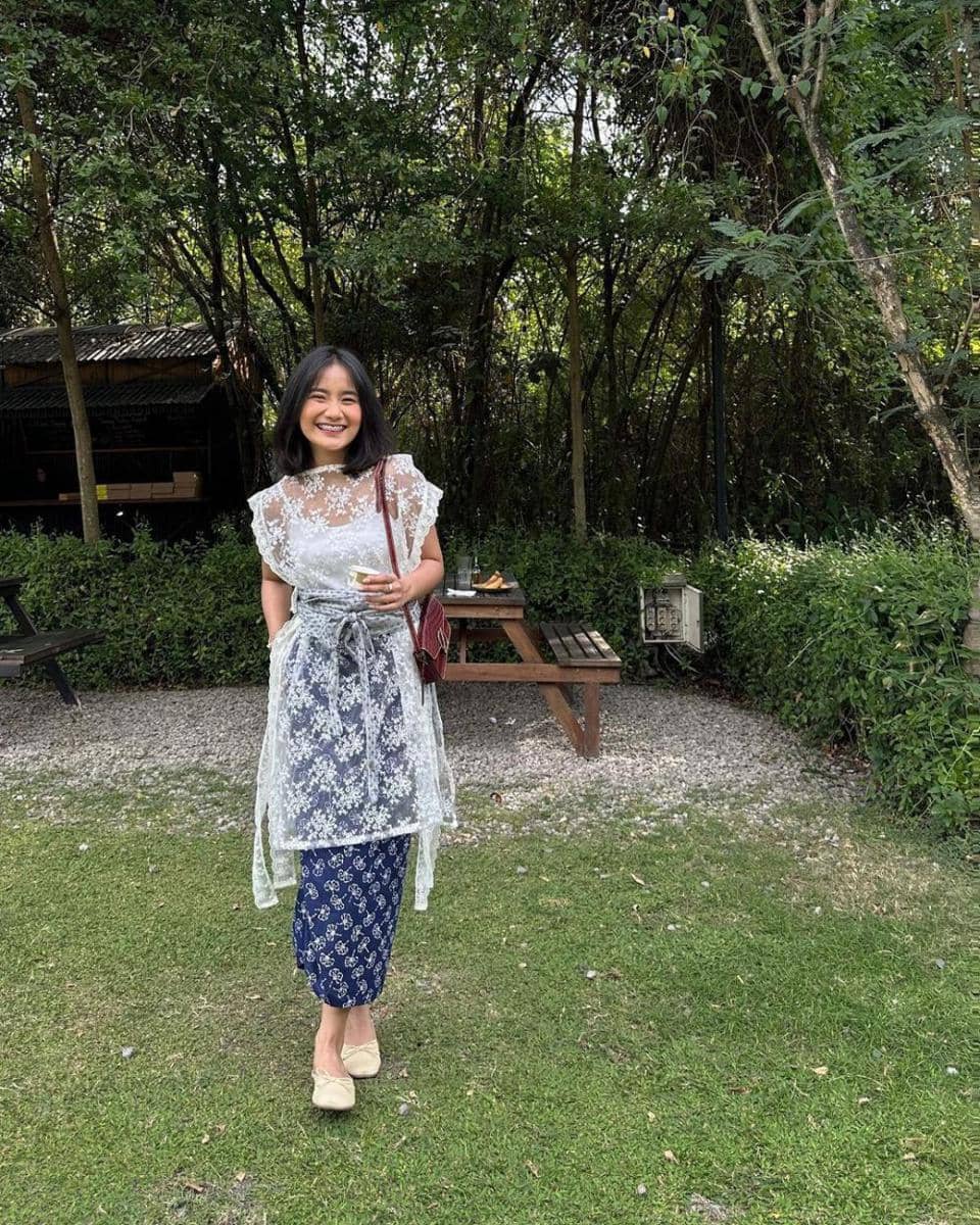 OOTD Natal ala Jesica Ceren dengan kebaya modern (instagram.com/jesicaceren)