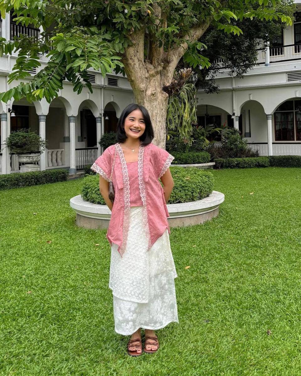 OOTD Natal ala Jesica Ceren dengan kebaya modern (instagram.com/jesicaceren)