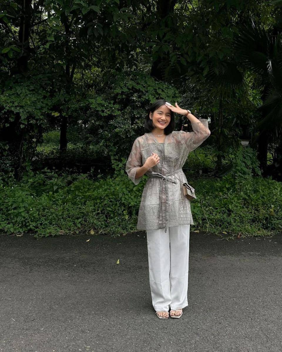 OOTD Natal ala Jesica Ceren dengan kebaya modern (instagram.com/jesicaceren)
