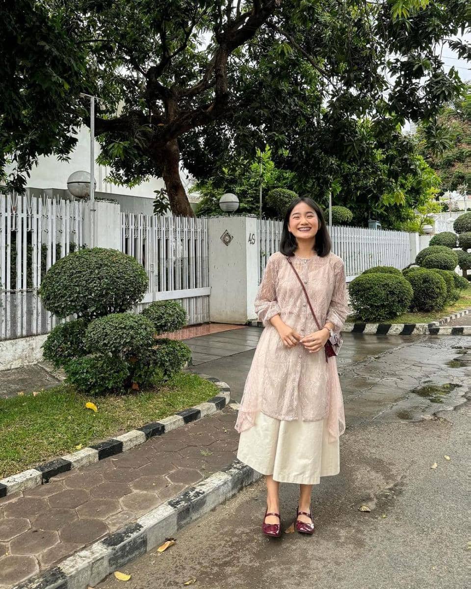 OOTD Natal ala Jesica Ceren dengan kebaya modern (instagram.com/jesicaceren)
