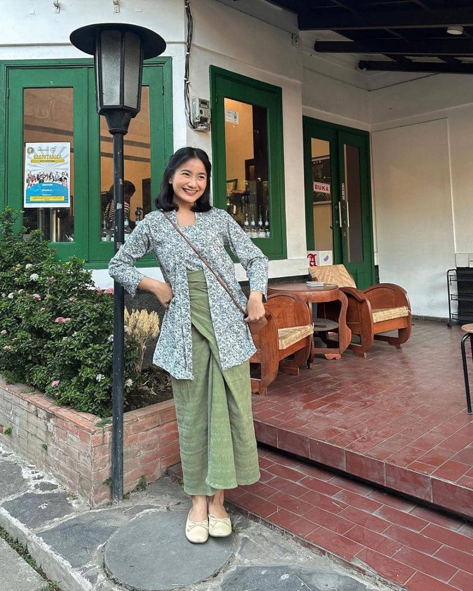 OOTD Natal ala Jesica Ceren dengan kebaya modern (instagram.com/jesicaceren)