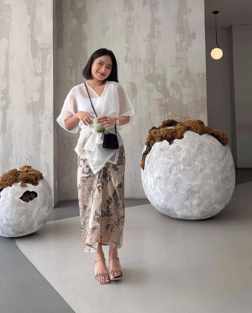 OOTD Natal ala Jesica Ceren dengan kebaya modern (instagram.com/jesicaceren)