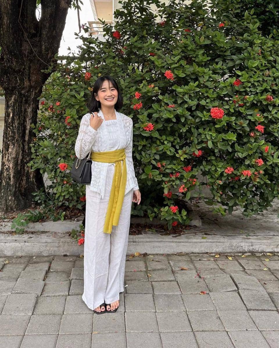 OOTD Natal ala Jesica Ceren dengan kebaya modern (instagram.com/jesicaceren)
