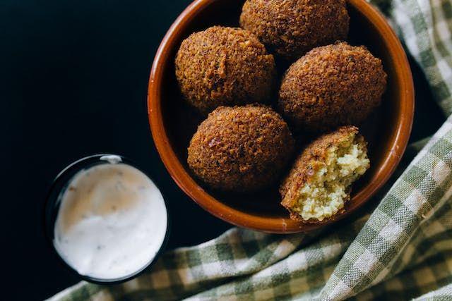 falafel (pexels.com/Nataliya Naitkevich)