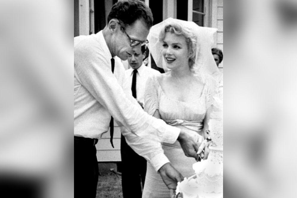 Marilyn Monroe dan Arthur Miller di pernikahan mereka (commons.wikimedia.org/Macfadden Publications/TV-Radio Mirror)