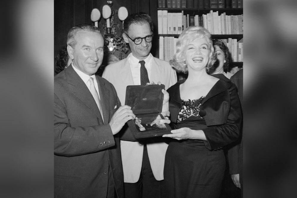 Marilyn Monroe (kanan) menerima Plakat Emas David di Donatello, bersama suaminya Arthur Miller (tengah) tahun 1958 (commons.wikimedia.org/Unknown author)