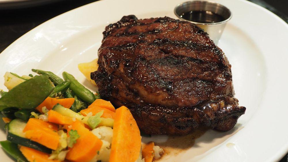 8 Tips Memasak Steak dengan Teknik Broiling, Matang Sempurna