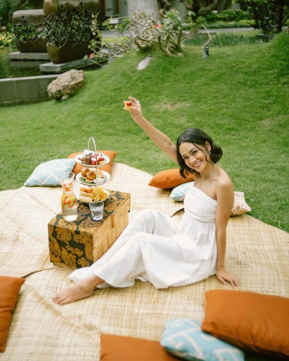 OOTD warna putih ala Andien Aisyah (instagram.com/andienaisyah)