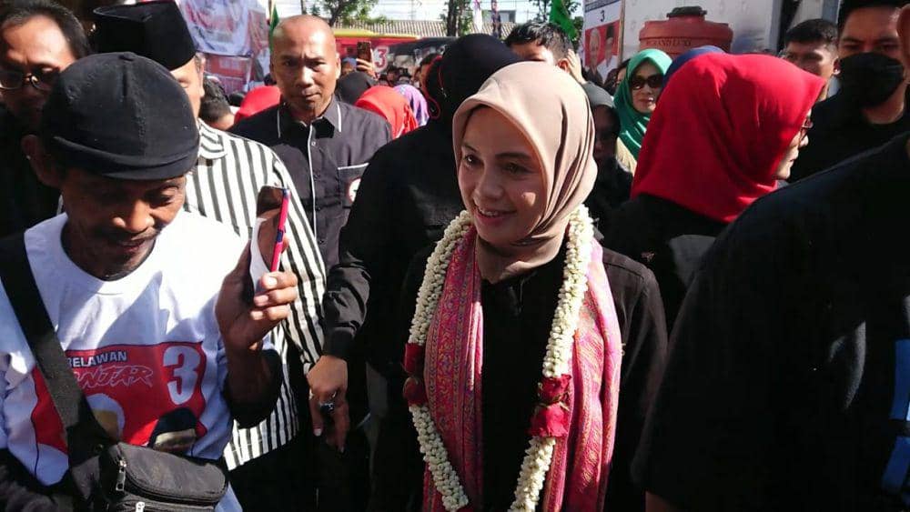Siti Atikoh saat meninjau harga di pasar Ngemplak Tulungagung. IDN Times/ Bramanta Pamungkas