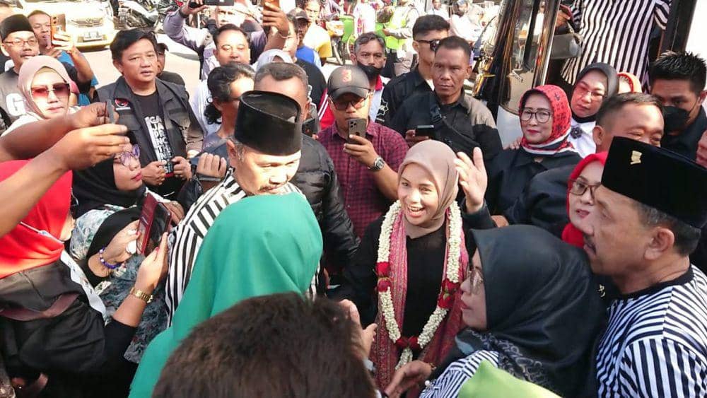 Siti Atikoh saat meninjau harga di pasar Ngemplak Tulungagung. IDN Times/ Bramanta Pamungkas
