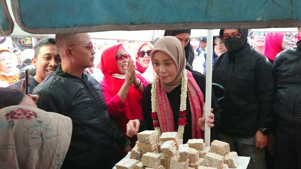 Siti Atikoh saat berbincang dengan pedagang di Pasar Ngemplak Tulungagung. IDN Times/ Bramanta Pamungkas