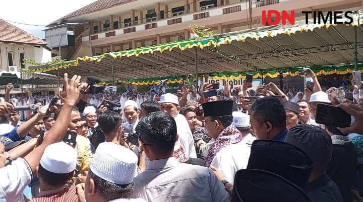 Capres nomor urut 1, Anies Baswedan bersilaturahmi sekaligus kampanye di Ponpes Al Aziziah Lombok. (IDN Times/Muhammad Nasir)
