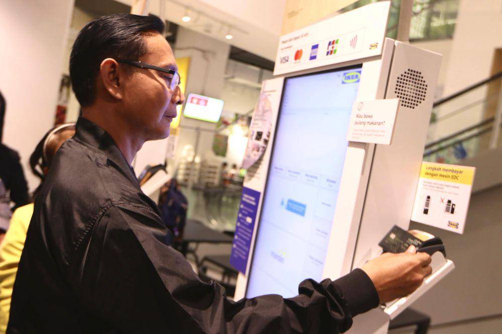 Peluncuran Mandiri Contactless di IKEA, Mall Taman Anggrek, Jakarta, Selasa (19/12/2023). (dok. Bank Mandiri)
