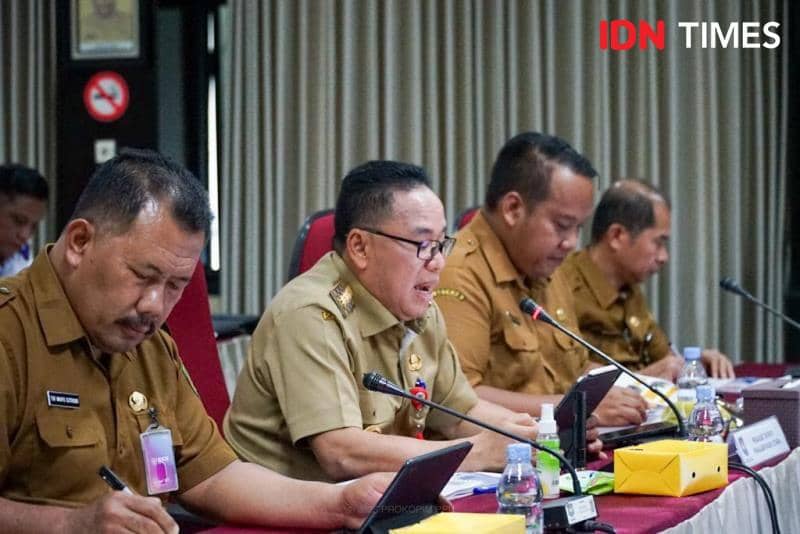Pj Bupati PPU Makmur Marbun didampingi sejumlah pejabat menyampaikan laporan kepada Kemendagri (IDN Times/Ervan)