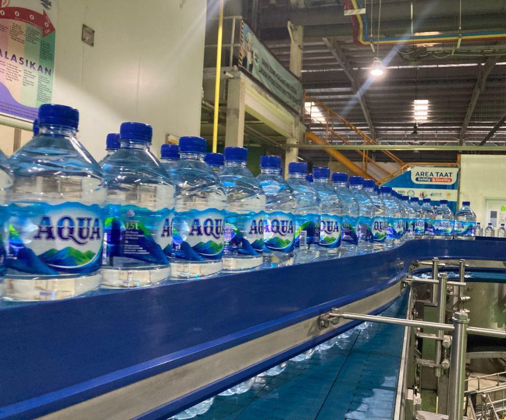 Air Mineral di Pabrik AQUA dari Sumber Air Kaki Gunung Tanggamus