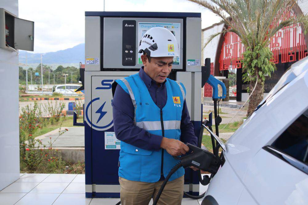 GM PLN UID Lampung, Saleh Siswanto melakukan pengisian daya kendaraan listrik di Rest Area Tol Trans Sumatera Km 20B. (Dok. PLN UID Lampung).